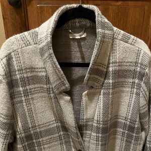 Cute and comfy lightweight coat.  Looks super classy on and can be dressed up